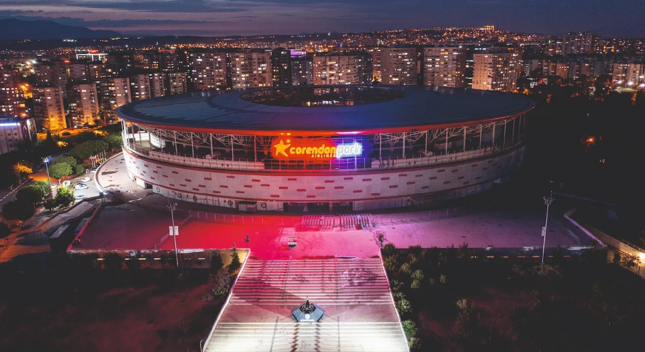 antalya stadyum sponsoru corendon airlines cephe tabela uygulaması gece görüntüsü